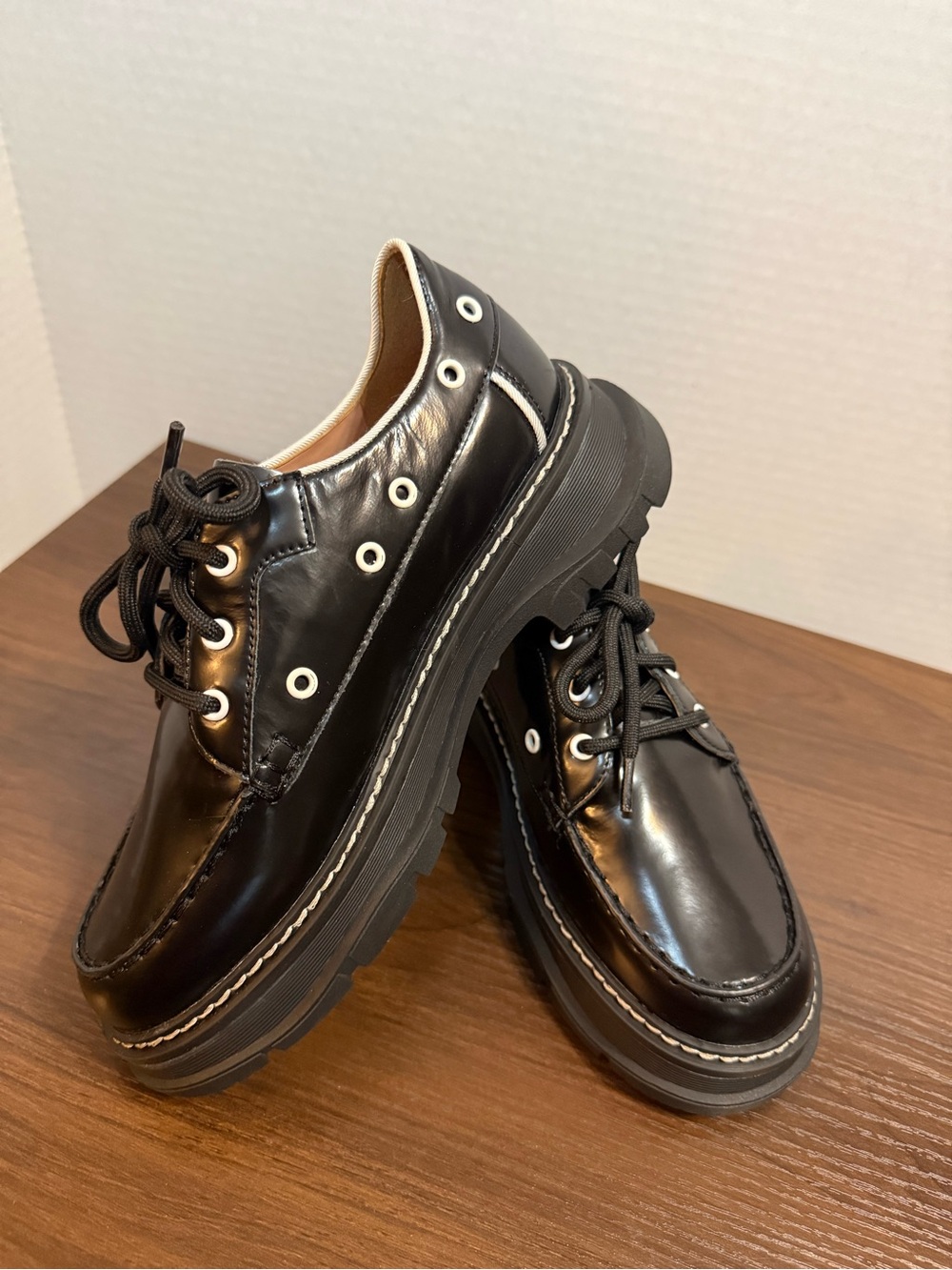 So CUTE! Linea Paolo Black Leather Lug-Sole Lace-Up Loafers Size 5